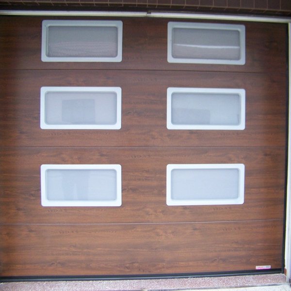 Sekčná garážová brána s okienkami - realizácia Myjava