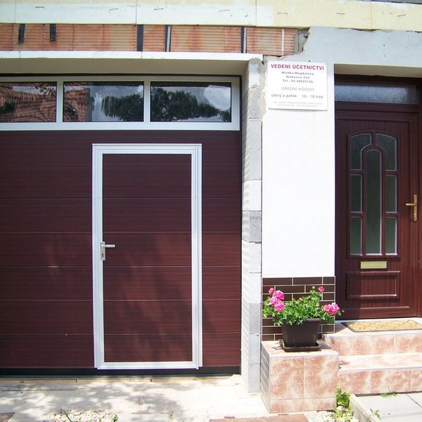 Sekčná garážová brána s okienkami - realizácia Topoľčany