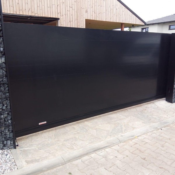 Posuvná hliníková brána v RAL 9005