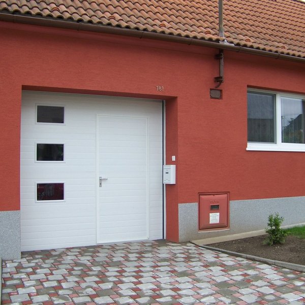 Sekčná garážová brána s dverami a okienkami - realizácia Prievidza