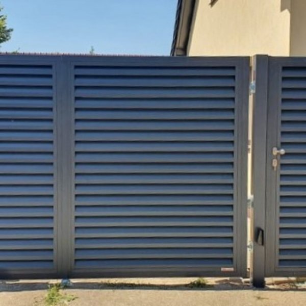 Dvojkrídlová brána s hliníkovou okenicovou výplňou - Radošovce