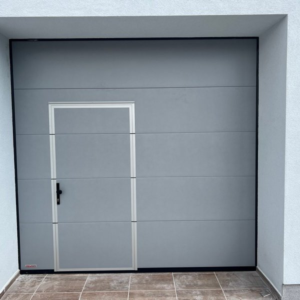 Garážová brána sekčná s dverami - Holíč