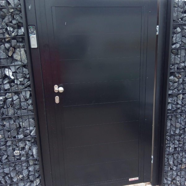 Hliníková bránka v RAL 9005, plné lamely