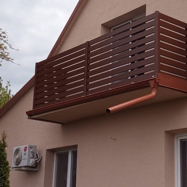Balkónové oplotenie s hliníkovou lamelovou výplňou - Skalica
