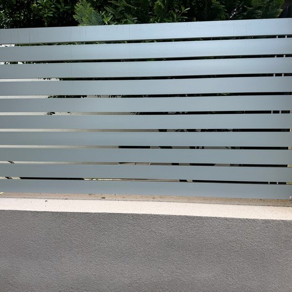 Plot s lamelovou výplňou 90x25 RAL9006 - Senica