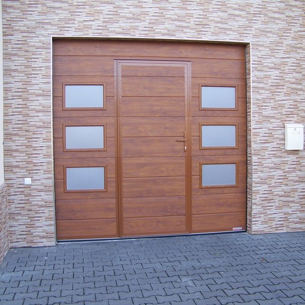 Sekčná garážová brána s dverami a okienkami - realizácia Hlohovec