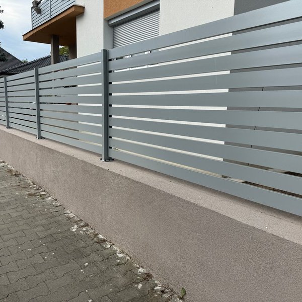 Plot s lamelovou výplňou 90x25 RAL9006 - Senica