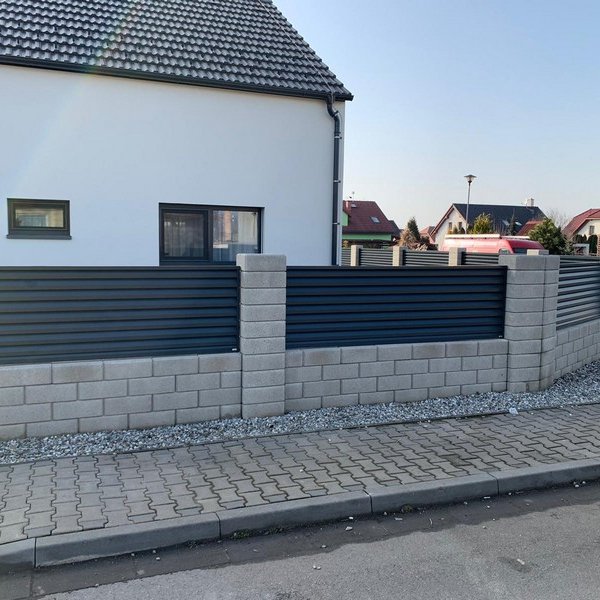 Plot s hliníkovou lamelovou výplňou - Trenčín