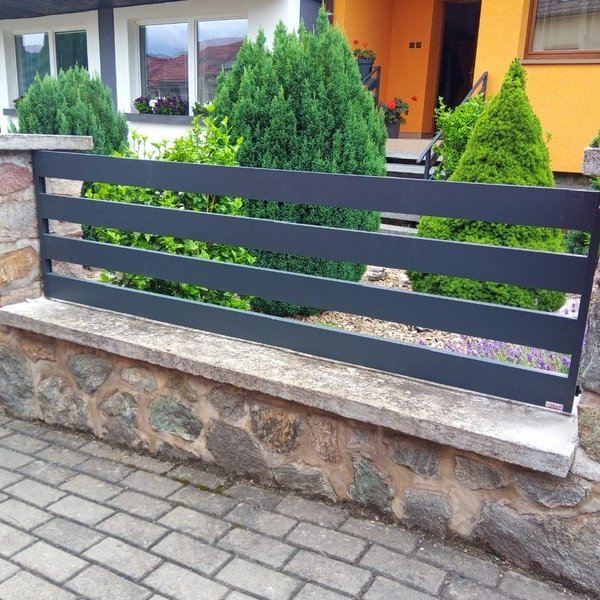 Plot s lamelovou výplňou 90x25 antracit - Skalica