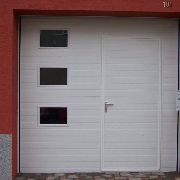 Sekčná garážová brána s dverami a okienkami - realizácia Prievidza