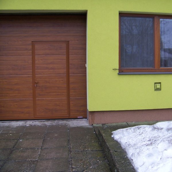 Sekčná garážová brána s dverami - realizácia Dunajská Streda